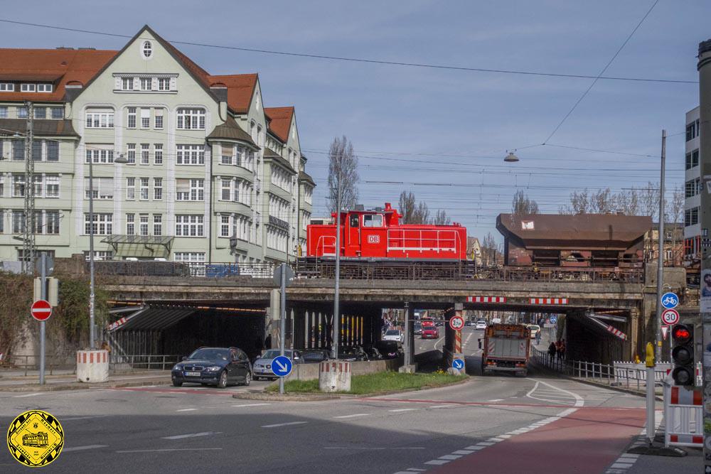 Ganz so dramatisch muss man es nicht machen, aber ein paar Tage vor dem Neubau dieser Unterführung habe ich nochmal die Unterführung an der Lindwurmstraße am 20.März 2024 besucht, von der ich so viel in Erfahrung bringen konnte und darüber geschrieben habe und die ich seit 1958 kenne auf der Linie 20 zu meiner Großmutter nach Thalkirchen. Sie hat mächtig Patina angesetzt und wenn ich es mit der Lebensdauer von modernen Spannbeton-Brücken vergleiche, dann hat sie deren Lebenszeit lässig um das Doppelte überlebt.