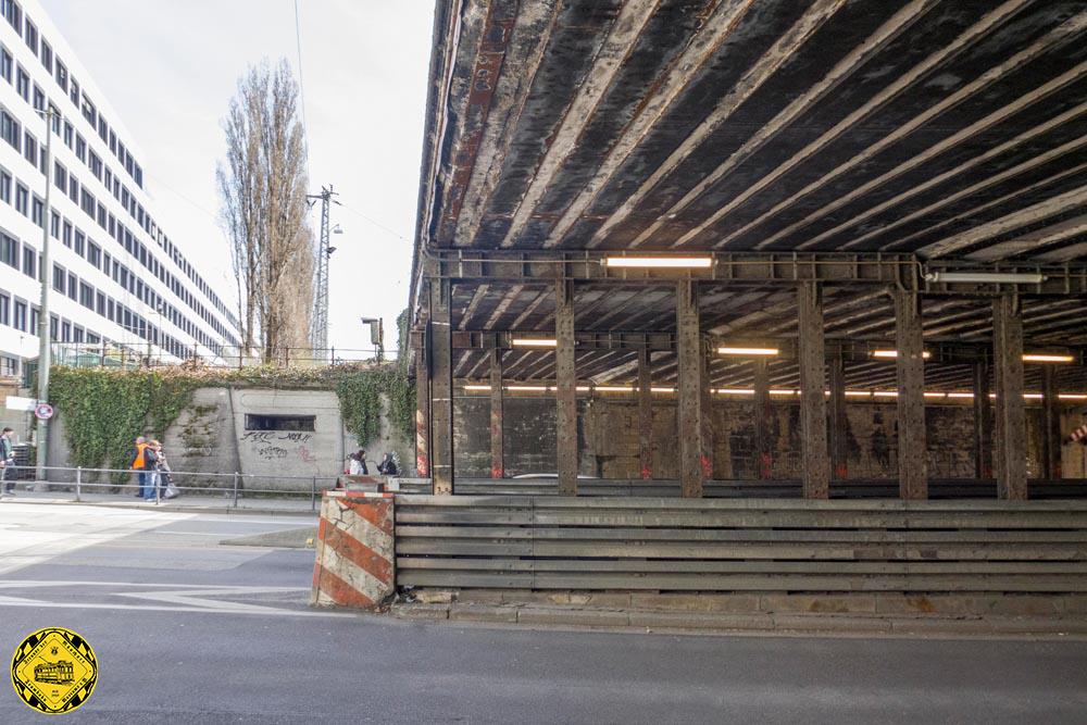 Ganz so dramatisch muss man es nicht machen, aber ein paar Tage vor dem Neubau dieser Unterführung habe ich nochmal die Unterführung an der Lindwurmstraße am 20.März 2024 besucht, von der ich so viel in Erfahrung bringen konnte und darüber geschrieben habe und die ich seit 1958 kenne auf der Linie 20 zu meiner Großmutter nach Thalkirchen. Sie hat mächtig Patina angesetzt und wenn ich es mit der Lebensdauer von modernen Spannbeton-Brücken vergleiche, dann hat sie deren Lebenszeit lässig um das Doppelte überlebt.