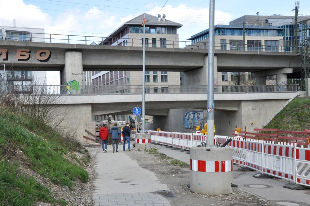 Als unser aufmerksamer Leser Dieter Hügenell am 25.3.2024 diese Brücke besuchte, könnte man meinen, seit einem halben Jahr ist hier nichts mehr passiert auf der Baustelle. 