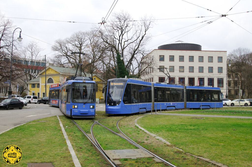 Erwischt: T3-Wagen 2758 auf Wendefahrt am Karolinenplatz, links passiert R2b-Wagen 2142 der Linie 28 den kurz pausierenden Avenio auf der Linie 12. Bild von Frederik Buchleitner.