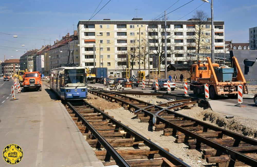 Die Schleife am Wettersteinplatz ist damit Geschichte und die neue Gleisanlage mit dem Wendegleis mag platzsparend sein, aber im Wendebetrieb sehr umständlich, vor allem weil das Stumpfgleis nicht sehr lang ist und für längere Triebwagenzüge moderner Bauart Probleme macht.