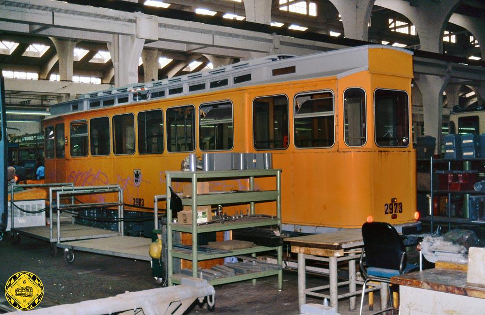 Am 10.Juli 1993 konnte Peter Hübner einen Blick in die große Halle der Hauptwerkstätte werfen. Die Schiebebühne ist für M-Wagen geeignet und so sieht man ein paar M-Wagen bei der Wartung, deren 3-achsigen Lenkfahrgestelle und den ATW 2973, der seit 2023 vom FMTM gekauft wurde, um ihn vor der Verschrottung zu bewahren.