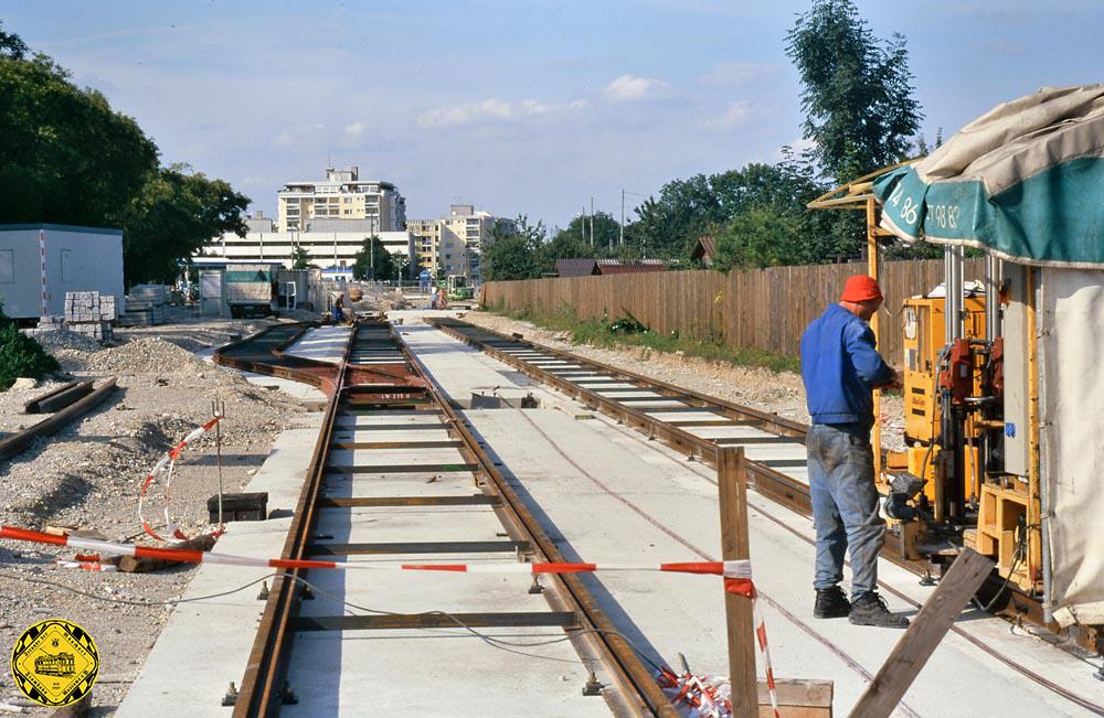 Am 2.September 1997 fotografierte Peter Hübner am Westfriedhof die Bauarbeiten an den neuen Gleisanlagen. Wenig später begann hier wieder der regelmäßige Trambahnverkehr.