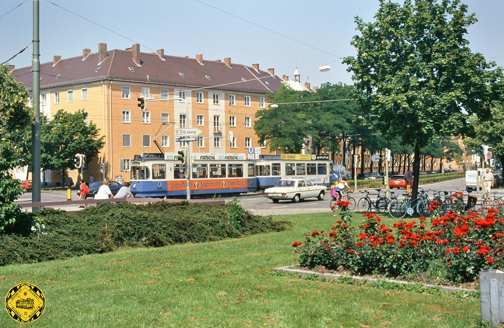 Im Vergleich zu früher war der heutige Vorplatz des Giesinger Bahnhofs auch schon mal etwas grüner, wie unser Foto von Peter Hübner beweist.
