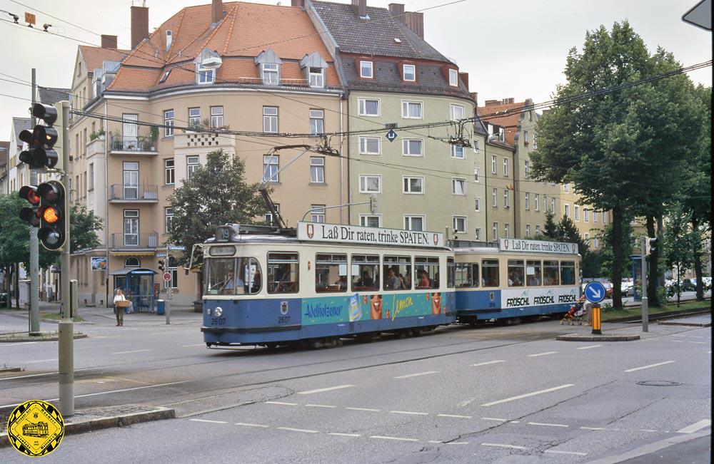 Elsenheimer- /Ecke Lautensackstraße 2019:  ein recht verkehrsreicher Platz mit der vielleicht gemütlichsten Trambahnhaltestelle Münchens im Grünen.