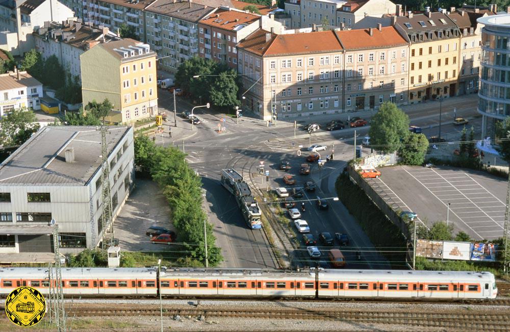 Einen ziemlich ungewöhnlichen Blick bietet uns Peter Hübner mit seinem Bild dieser Unterführung von oben, sogar mit einer S-Bahn ET420.