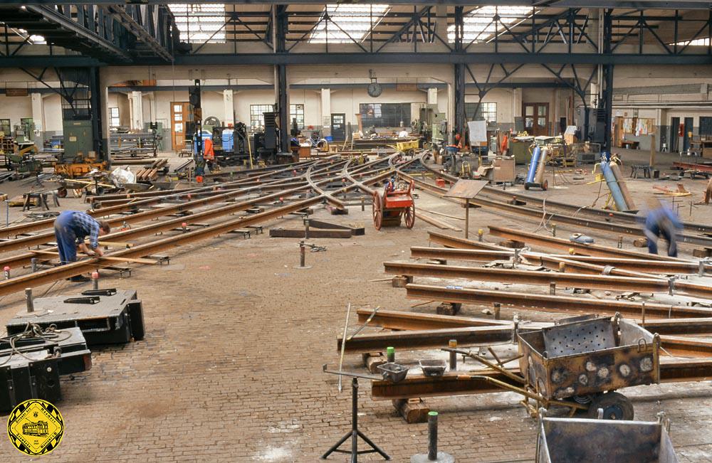 Das letzte große Stück wurde hier mit der Kreuzung des Ostfriedhofs geschaffen. Diese Halle war so groß und vor allem stützenfrei aufgebaut, dass man die komplette Kreuzung des Ostfriedhofs hier zusammenbauen konnte. Peter Hübner hat das für uns dokumentiert.
