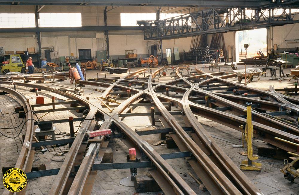 Ein weiterer Arbeitsstand war die hydraulische Biegeeinrichtung, die millimetergenau jedes Grad Biegung ausführen konnte. Nach und nach wird dann die komplexe Kreuzung fertig.