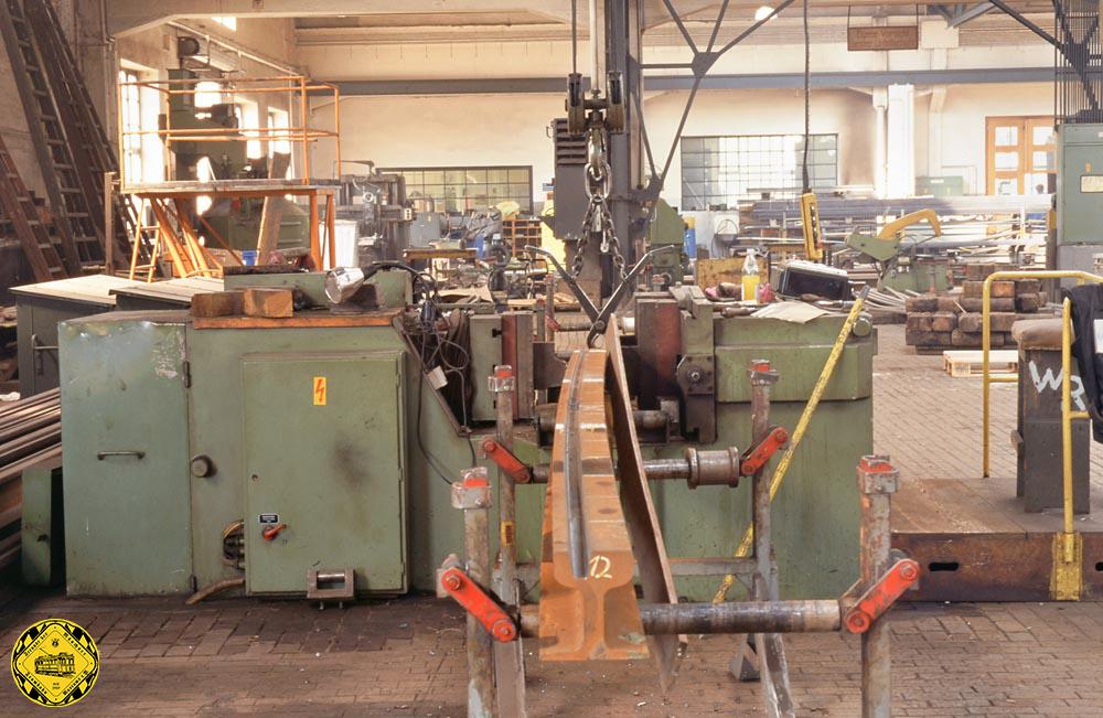 Ein weiterer Arbeitsstand war die hydraulische Biegeeinrichtung, die millimetergenau jedes Grad Biegung ausführen konnte. Nach und nach wird dann die komplexe Kreuzung fertig.