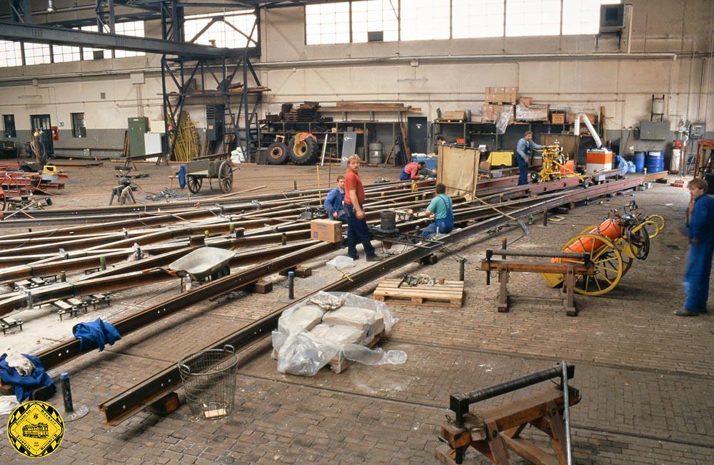 Später wird dann das ganze Gebilde in Teile zersägt, die zum einen durch das große Tor aus der Halle transportiert werden können und zur Baustelle transportiert werden können. Dort muss dann alles nur noch zusammengebaut werden, wie hier am Ostfriedhof. Heute leisten das alles Fremdfirmen.