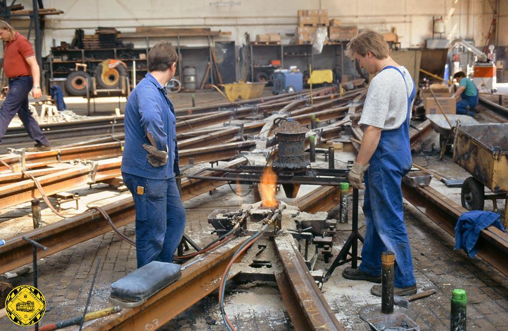 Hier konnten die Stadtwerke mit eigenem Personal selbst die komplexesten Scheinen-Kreuzungen erstellen. Es gab Arbeitsplätze für die Thermitschweißungen und einen großen Gerätepark zum Schleifen, Sägen und Verbinden.