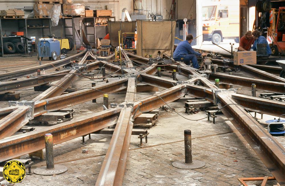 Das letzte große Stück wurde hier mit der Kreuzung des Ostfriedhofs geschaffen. Diese Halle war so groß und vor allem stützenfrei aufgebaut, dass man die komplette Kreuzung des Ostfriedhofs hier zusammenbauen konnte. Peter Hübner hat das für uns dokumentiert.