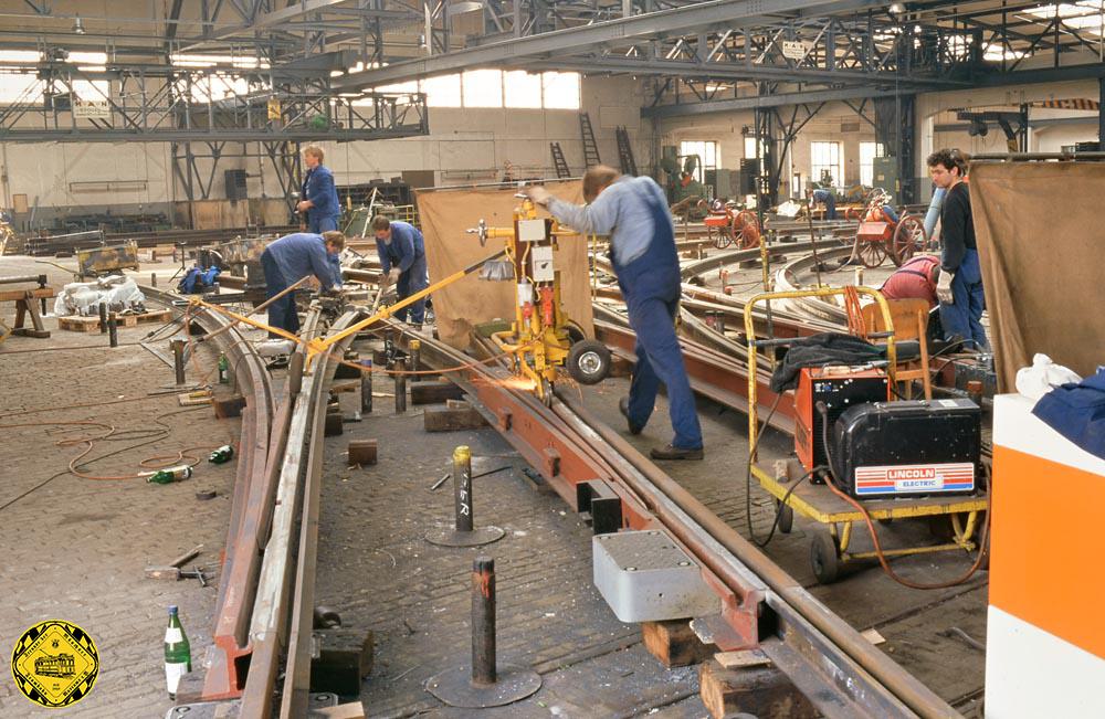 Hier konnten die Stadtwerke mit eigenem Personal selbst die komplexesten Scheinen-Kreuzungen erstellen. Es gab Arbeitsplätze für die Thermitschweißungen und einen großen Gerätepark zum Schleifen, Sägen und Verbinden.