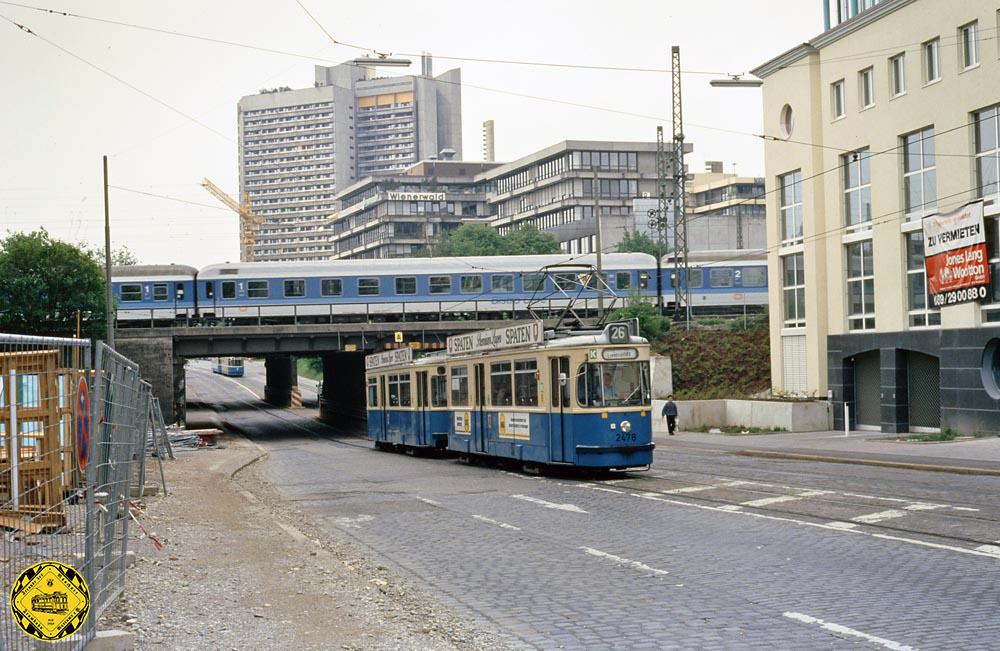 Diese Trambahn-historisch sehr wertvollen Bilder zeigen die Doppelunterführung an der Westendstraße. Dazwischen war in der Stützmauer 1909 eine Toilette eingebaut worden, die inzwischen stillgelegt ist. Die Zufahrt zur Unterführung kam aus der Ridlerstraße. Hier liegen 1991 sogar noch die Gleise in die Barthstraße, allerdings schon ziemlich mitgenommen und mit Teer ausgebessert