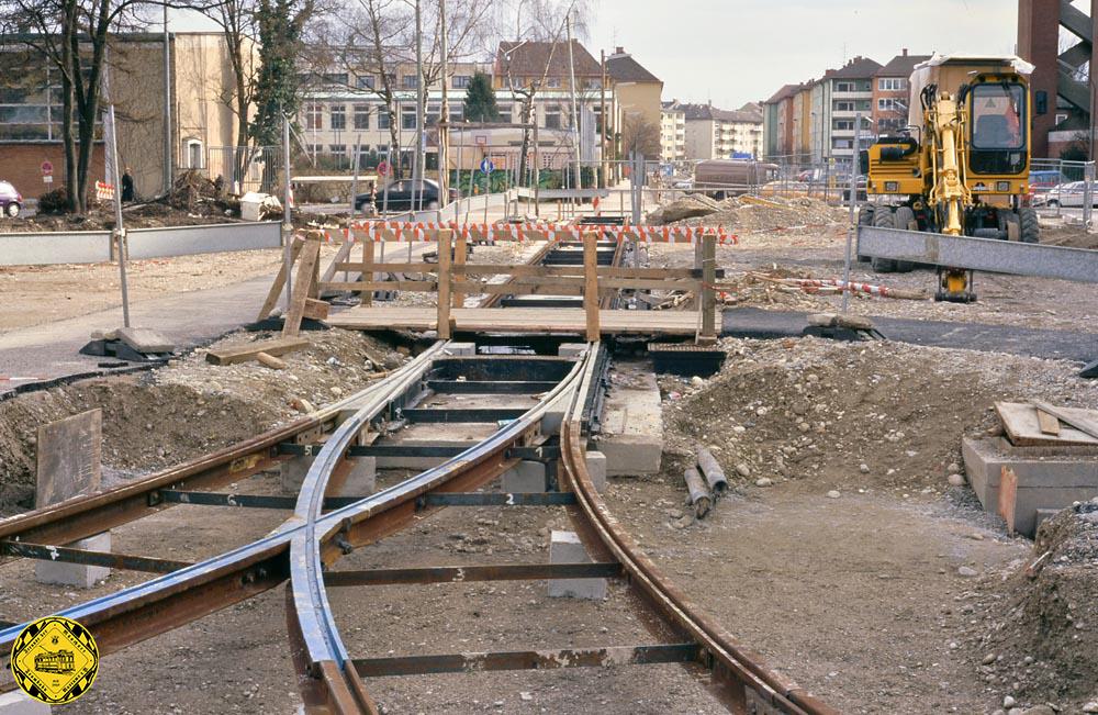 Die Schleife am Wettersteinplatz ist damit Geschichte und die neue Gleisanlage mit dem Wendegleis mag platzsparend sein, aber im Wendebetrieb sehr umständlich, vor allem weil das Stumpfgleis nicht sehr lang ist und für längere Triebwagenzüge moderner Bauart Probleme macht.