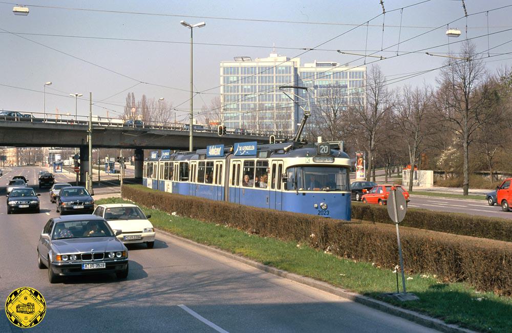 Ein Blick stadtauswärts auf dieses schlichte Bauwerk von Peter Hübner.