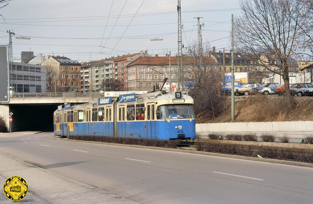 Die Linie 14 kommt durch die alte Unterführung von der St.Veit-Straße zum Ostbahnhof und fuhr später auch weiter zum Max-Weber-Platz.
Im Herbst 1985 musste diese alte Unterführung ersetzt werden. Da sie etliche Gleise des Ostbahnhofs unterquert wurde knapp 3 Jahre an der neuen Unterführung etappenweise gebaut, um den Schienenverkehr der Bundesbahn und der Trambahn nicht zu unterbrechen.