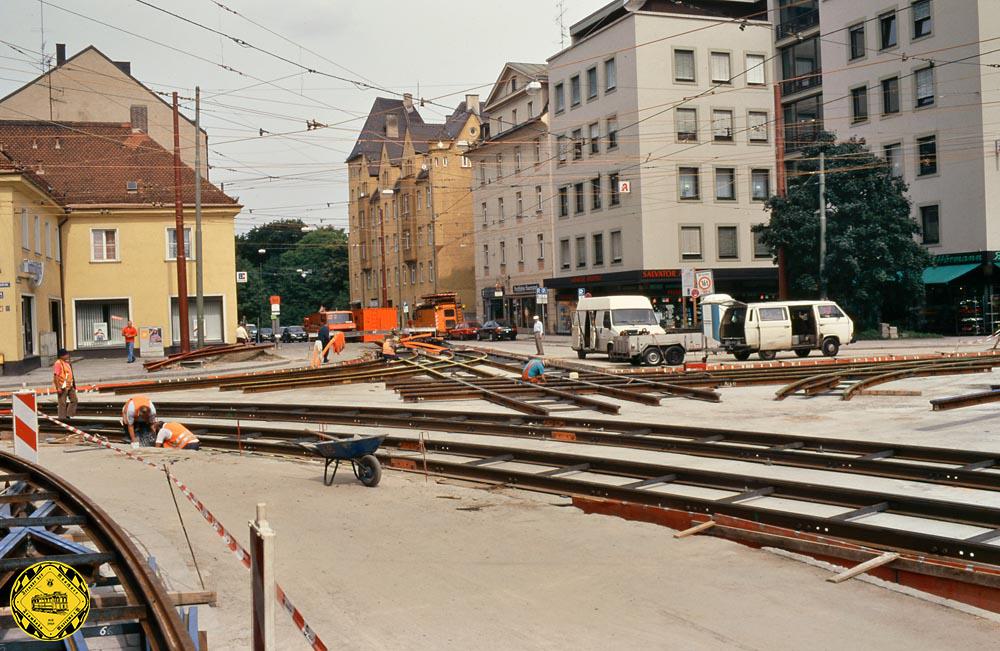 Später wird dann das ganze Gebilde in Teile zersägt, die zum einen durch das große Tor aus der Halle transportiert werden können und zur Baustelle transportiert werden können. Dort muss dann alles nur noch zusammengebaut werden, wie hier am Ostfriedhof. Heute leisten das alles Fremdfirmen.