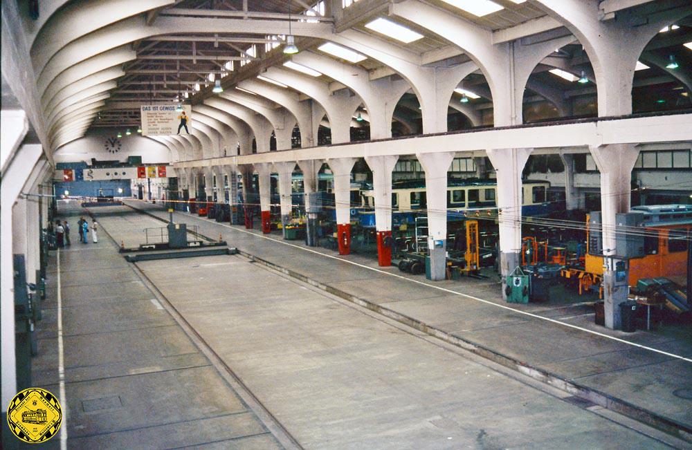 Am 10.Juli 1993 konnte Peter Hübner einen Blick in die große Halle der Hauptwerkstätte werfen. Die Schiebebühne ist für M-Wagen geeignet und so sieht man ein paar M-Wagen bei der Wartung, deren 3-achsigen Lenkfahrgestelle und den ATW 2973, der seit 2023 vom FMTM gekauft wurde, um ihn vor der Verschrottung zu bewahren.