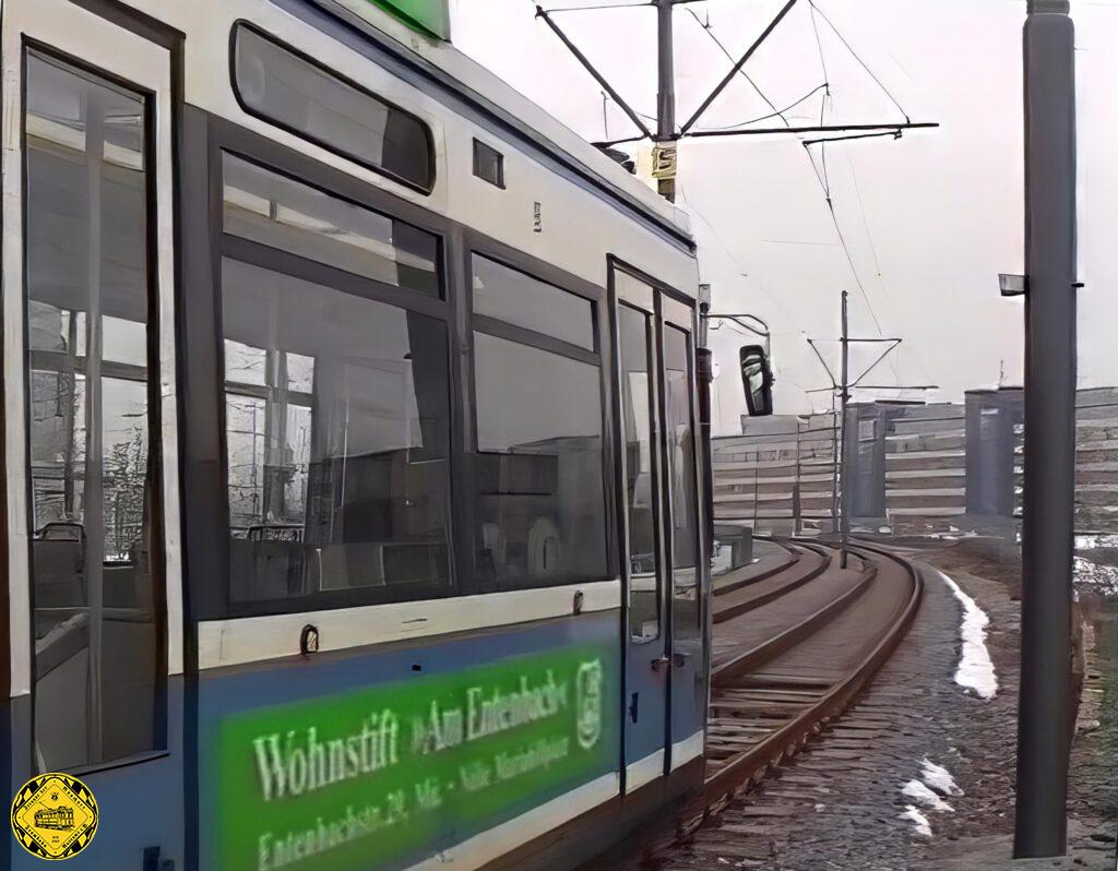 Normalerweise fährt natürlich keine Trambahn hier über den Mittleren Ring Münchens an dieser Stelle. Eine kleine Ausnahme gibt es allerdings, warum es auch die Leuchtenberg-Unterführung auf unsere Brückenliste geschafft hat. Zum Bau des viel längeren Richard-Strauss-Tunnel konnte der Betriebshof Steinhausen der Münchner Trambahn von 2004 bis 2006 nicht mehr von der Einsteinstraße aus angefahren werden. Daher baute man ein zweigleisige Hilfstzufahrtsstrecke aus dem hinteren Teil des Betriebshofs zum Heidenauplatz entlang der Bahnstrecke zum Ostbahnhof und parallel zur S-Bahn-Haltestelle Leuchtenbergring. Hier konnte man ausschließlich in Richtung Einsteinstraße in die Grillparzerstraße abbiegen.