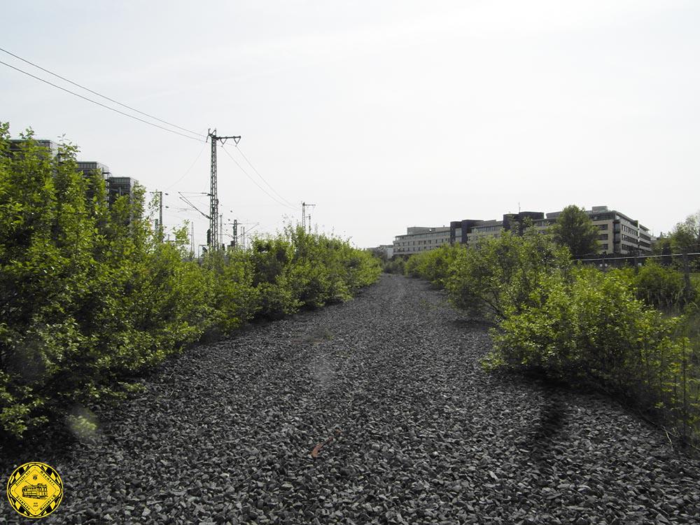 Heute bestehen noch ein paar Schotterrest an dieser Stelle, allerdings wird hier gerade mächtig gebaut. Das Bild ist vom Sommer 2012.