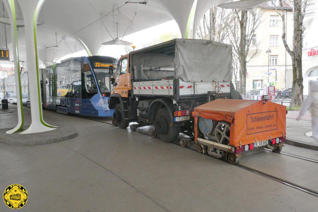 Im März 2024 wartet der Schienenschleifer hinter der Linie 23 an der Münchner Freiheit, um die Schienen der Strecke zum Schwabinger Tor wieder glattzuschleifen.