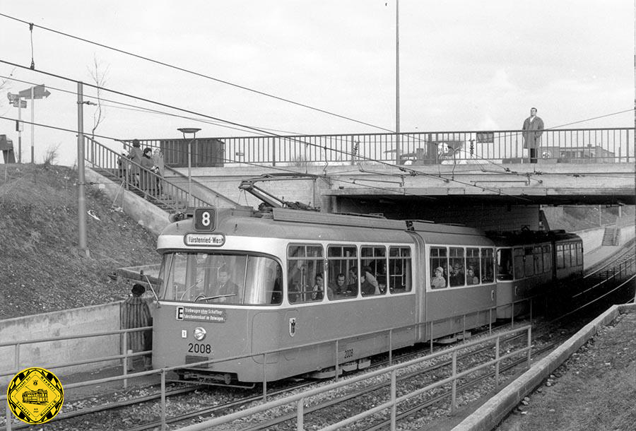 Die Haltestelle "Frankfurterring" wurde mit Seitenbahnsteigen direkt unter die Unterführung gebaut.