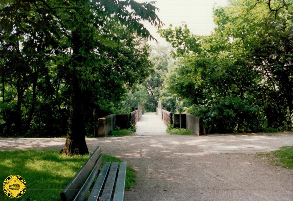 So beginnt eine umfangreiche Sanierung und es wird nicht die letzte an dieser Brücke sein. Da freut sich wieder Romantiker, denn der Schmederersteg ist die romantischste Brücke in München.