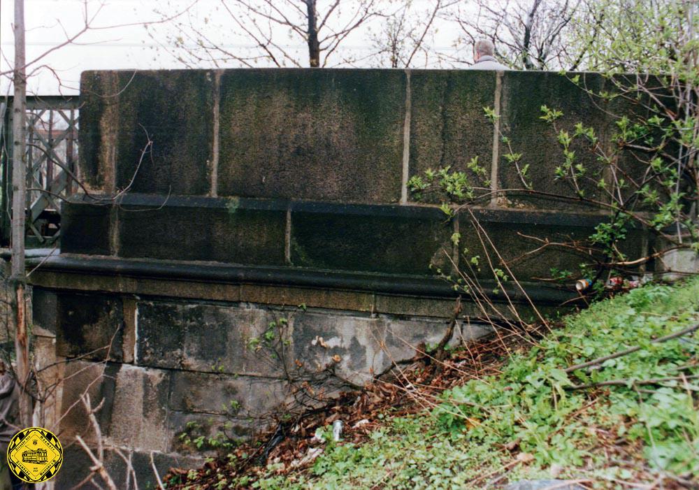 Wir sind im Jahr 1991. Romantiker und Gutachter unterscheiden sich grundlegend bei der Wahrnehmung von Dingen. Der eine sieht eine wundervolle historische alte Brücke, der Gutachter dokumentiert vor allem eines: ein hoher Arbeitsaufwand, um diese Brücke von Grund auf zu sanieren. Die Holzbohlen wurden zwar öfter schon gewechselt, aber der Unterbau ist rostig und das Mauerwerk stark angegriffen.