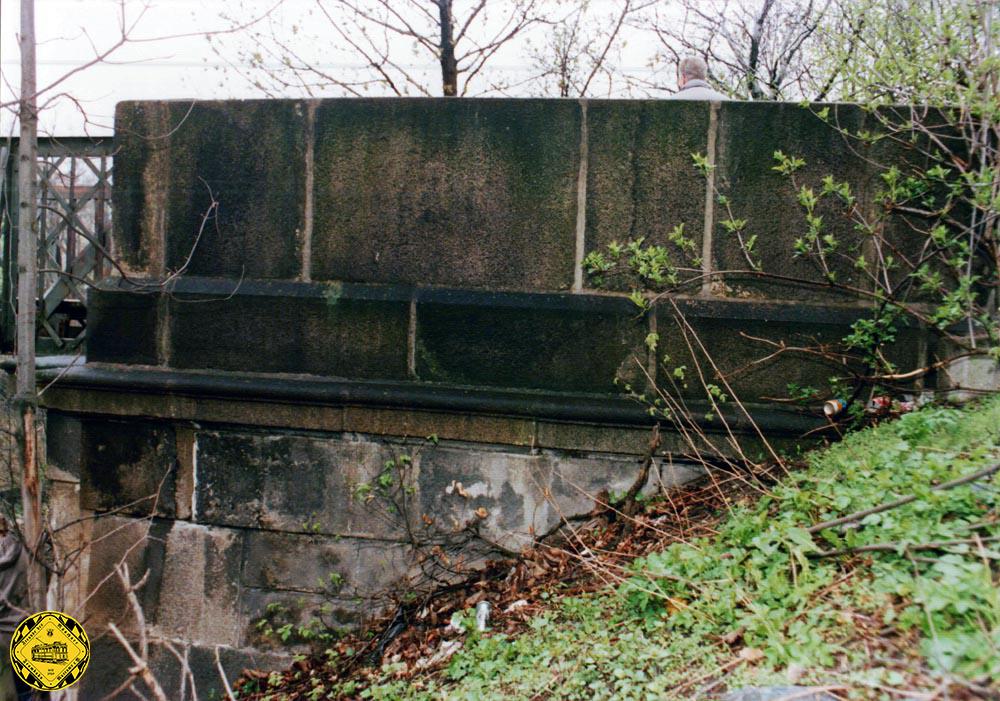 Wir sind im Jahr 1991. Romantiker und Gutachter unterscheiden sich grundlegend bei der Wahrnehmung von Dingen. Der eine sieht eine wundervolle historische alte Brücke, der Gutachter dokumentiert vor allem eines: ein hoher Arbeitsaufwand, um diese Brücke von Grund auf zu sanieren. Die Holzbohlen wurden zwar öfter schon gewechselt, aber der Unterbau ist rostig und das Mauerwerk stark angegriffen. 