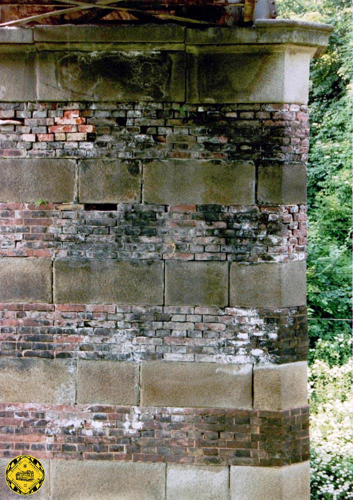 Wir sind im Jahr 1991. Romantiker und Gutachter unterscheiden sich grundlegend bei der Wahrnehmung von Dingen. Der eine sieht eine wundervolle historische alte Brücke, der Gutachter dokumentiert vor allem eines: ein hoher Arbeitsaufwand, um diese Brücke von Grund auf zu sanieren. Die Holzbohlen wurden zwar öfter schon gewechselt, aber der Unterbau ist rostig und das Mauerwerk stark angegriffen.