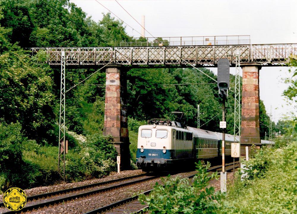 Wir sind im Jahr 1991. Romantiker und Gutachter unterscheiden sich grundlegend bei der Wahrnehmung von Dingen. Der eine sieht eine wundervolle historische alte Brücke, der Gutachter dokumentiert vor allem eines: ein hoher Arbeitsaufwand, um diese Brücke von Grund auf zu sanieren. Die Holzbohlen wurden zwar öfter schon gewechselt, aber der Unterbau ist rostig und das Mauerwerk stark angegriffen. 