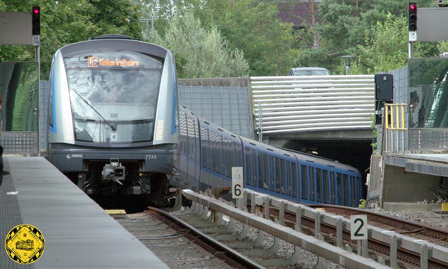 Wegen Kürzung staatlicher Fördergelder für Fahrzeuge des Stadtverkehrs gerieten die Neubeschaffungen von U-Bahnzügen nach Ablieferung der bestellten 18 C-Züge ins Stocken. Nachdem die ersten U-Bahnzüge des Typs A mittlerweile über 40 Jahre in Betrieb sind, wird die Notwendigkeit einer Neubeschaffung für die MVG immer größer.