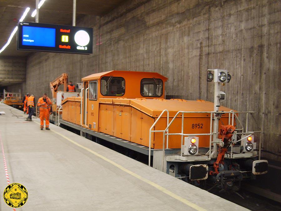 Ende der 1980er Jahre wurde von den Stadtwerken für den Bauzugdienst zunächst eine, einige Jahre später eine zweite Elektrolok beschafft. Der Einsatz von dieselgetriebenen Fahrzeugen ist in den Tunnelanlagen der U-Bahn aufgrund der Abgase nicht ideal, so dass die Wahl auf eine elektrisch angetriebene Lokomotive fiel.