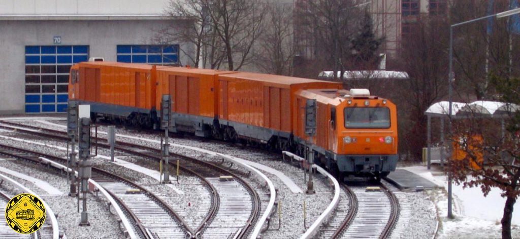 Das neueste Arbeitsfahrzeug der MVG ist "Schlucki", der Schienenstaubsauger. Müll stellt bei U-Bahn-Systemen ein gewisses Problem dar: Sei es, dass jemand bewusst Abfall in das Gleis wirft, sei es dass durch den Fahrtwind herumliegende Zeitungen vom Bahnsteig gewirbelt werden - schnell landet Unrat auf den Gleisen.