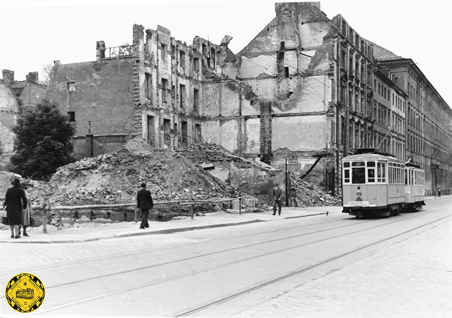 Die Theresienstraße war lange Zeit auch nach dem Krieg noch Trambahnstraße, ab dem U-Bahnbau auch recht viel befahren als Ausweichroute wegen der großen Baugrube am Odeonsplatz. 

