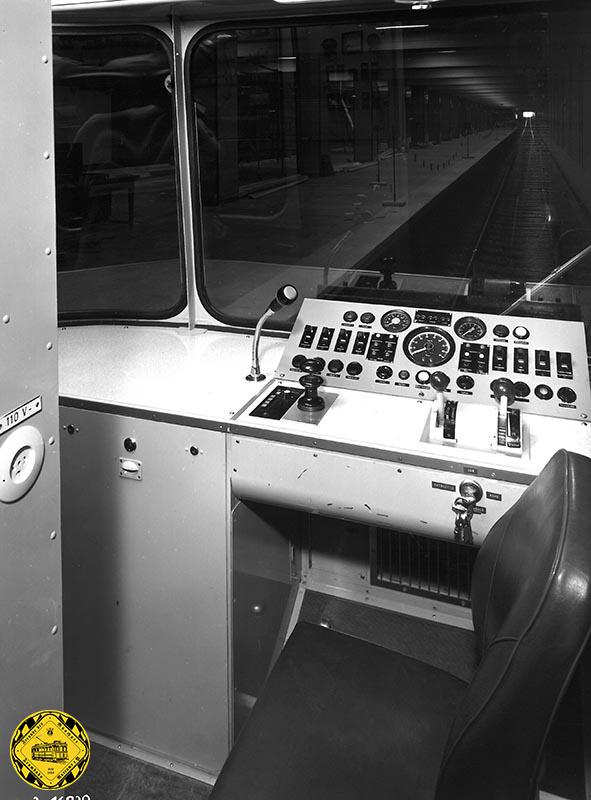 U Bahn Fahrerstand Jeder DT hat auf beiden Seiten sechs 1,30 Meter breite Schwenkschiebetüren, die mit Druckluft geschlossen werden. Die reguläre Höchstgeschwindigkeit beträgt 80 km/h, die Motorleistung liegt bei 721 kW und das Gewicht zwischen 51,6 t und 53,2 t (Typ A2.5 und A2.6). Laut Zulassung sind pro Kurzzug 98 Sitzplätze und 192 Stehplätze vorgesehen, insgesamt also 290 Plätze.