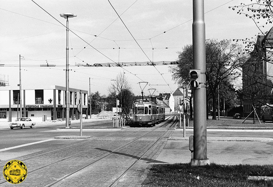 Bei der Eröffnung der Weiterführung der Trambahn von der Hofmannstraße zum Ratzinger Platz am 30.September 1964 sieht man noch die Kreuzung der Oberleitungen von Trambahn und O-Bus.