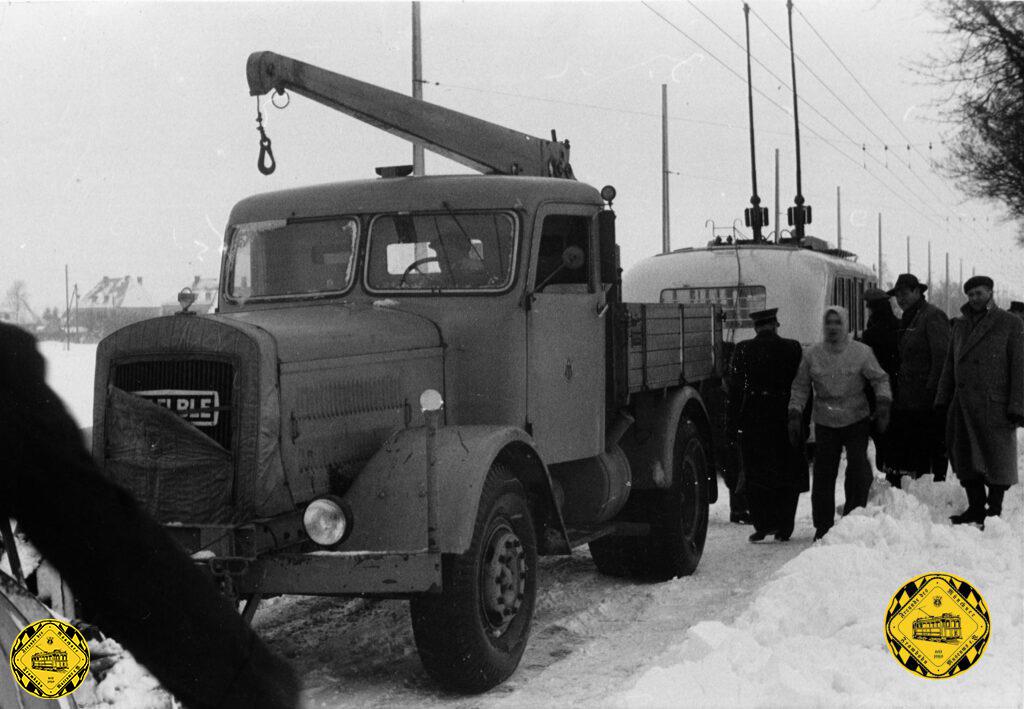 Den 11.Januar 1954 werden so manche Bedienstete bei den Verkehrsbetrieben nicht so schnell vergessen haben. Beim damaligen Wintereinbruch, - heute würde man "Schnee-Chaos" sagen, blieben viele Busse in der Fürstenriederstraße und der Wolfratshauserstraße liegen und mussten mit Bergungsfahrzeugen wieder flott gemacht werden. 