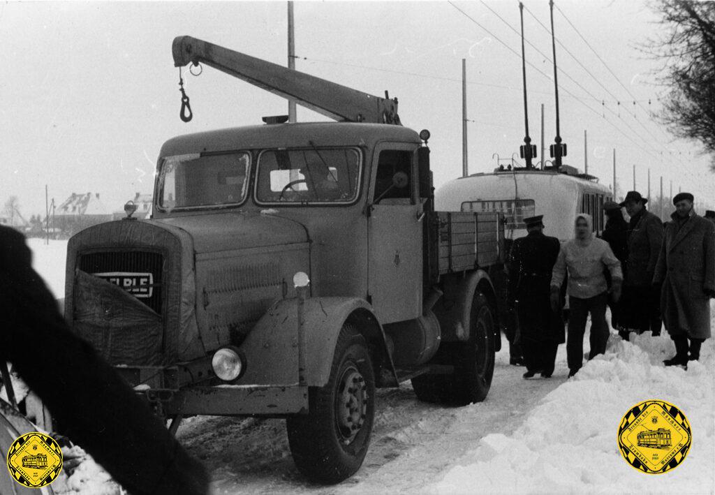 Den 11.Januar 1954 werden so manche Bedienstete bei den Verkehrsbetrieben nicht so schnell vergessen haben. Beim damaligen Wintereinbruch, - heute würde man "Schnee-Chaos" sagen, blieben viele Busse in der Fürstenriederstraße und der Wolfratshauserstraße liegen und mussten mit Bergungsfahrzeugen wieder flott gemacht werden.