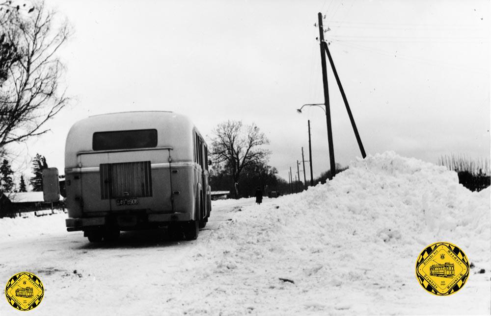 Den 11.Januar 1954 werden so manche Bedienstete bei den Verkehrsbetrieben nicht so schnell vergessen haben. Beim damaligen Wintereinbruch, - heute würde man "Schnee-Chaos" sagen, blieben viele Busse in der Fürstenriederstraße und der Wolfratshauserstraße liegen und mussten mit Bergungsfahrzeugen wieder flott gemacht werden.
