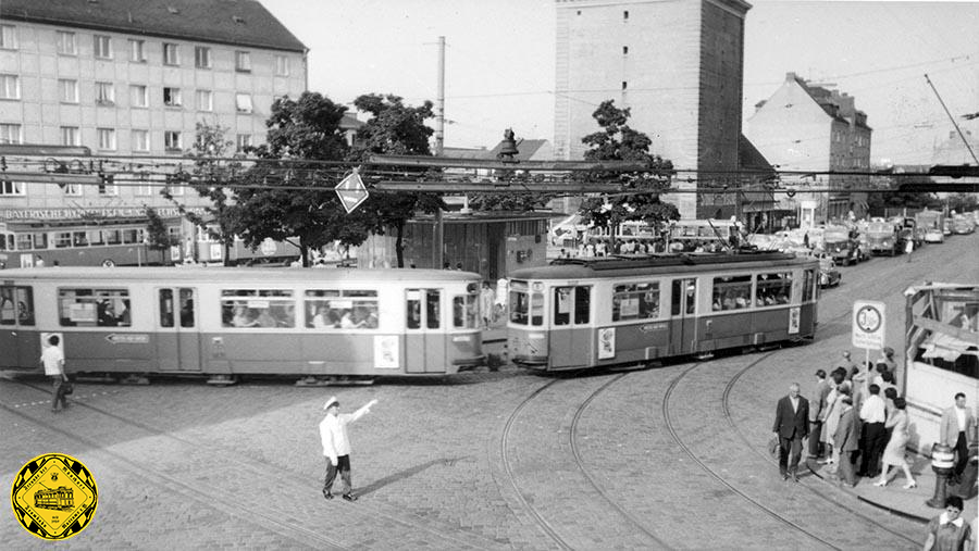 Auch an der Schleife Hofmannstraße, die im 2.Halbjahr 1964 stillgelegt wurde, ist ein ziemlich aufwändige Oberleitungskonstruktion zu erkennen, die eine Tramverzweigung und die O-Bus-Oberleitung verursachen.