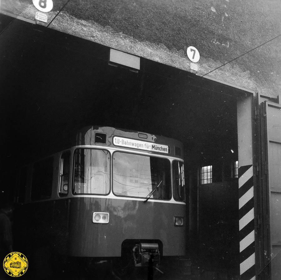 Anlieferung U Bahn 05 Hier im Depot wurde er erstmal ausgiebig begutachtet. Aber wie kommt ein U-Bahnwagen vom Trambahndepot auf die U-Bahn-Schienen? (Den Bahnanschluss in Freimann gab es einige Jahre später) München U-Bahn Depot Soxhletstraße