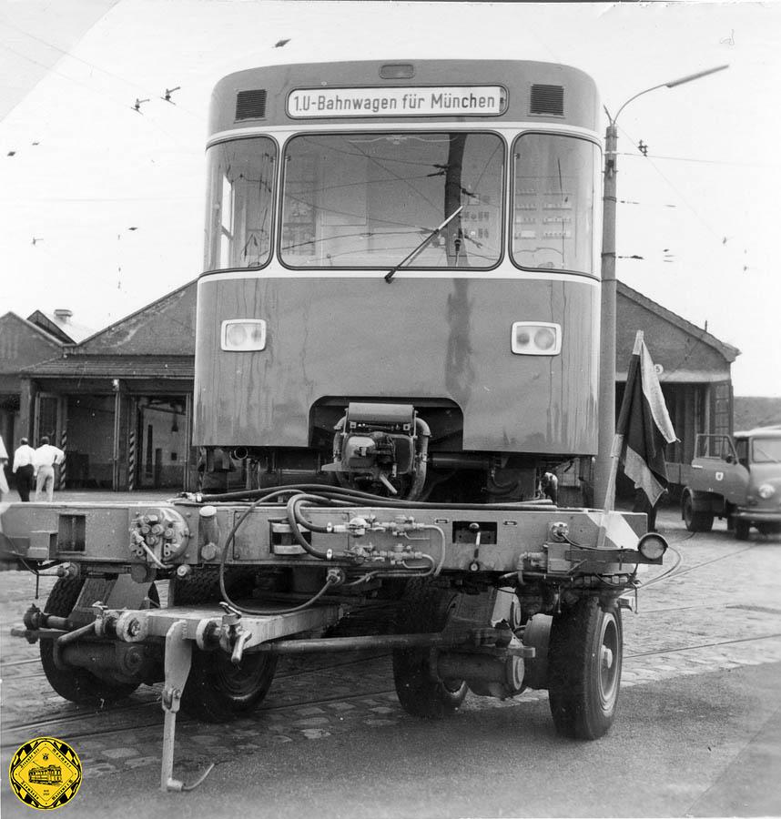 Anlieferung U Bahn 10 1967 wurde Münchens erster U-Bahn-Wagen in den Trambahn-Betriebshof an der Soxhletstraße geliefert. Noch hat er keine Betriebsnummer auf der Stirnseite. Wir zeigen hier exclusiv eine Serie bisher unveröffentlichter Aufnahmen dieser Aktion vom Frühjahr/Sommer 1967.