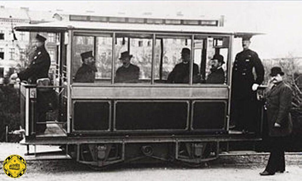 Siemens entwickelte die erste elektrische Trambahn 1881. Sie fuhr vom Bahnhof Lichterfelde bei Berlin zur Centralen Cadetten Anstalt des preußischen Heeres noch größtenteils auf eigenem Bahnkörper und nur auf kürzeren Abschnitten auf öffentlichen Straßen und nutzte die Gleise einer 1878 eröffneten Pferdebahn. Die Stromabnahme erfolgte durch die Schienen, was bei einer Spannung von 180 V und Meterspur damals vertretbar erschien.