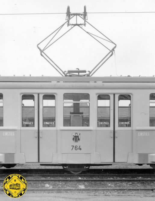 Bild 16 Tw 764 M 1.62 Mit Versuchsdoppelschleifleiste Diese Bauform bewährte sich aber wegen hin und wieder auftretender Kontaktstörungen nicht, sodass schon auf den ersten M 1.62-Triebwagen Versuche mit speziellen Doppelschleifleisten gemacht wurden. Die Doppelschleifleisten bestanden zuerst aus zwei parallelen Einfachschleifleisten, wurden aber dann schnell zu den noch heute auf den Altwagen genutzten modernen Doppelschleifleisten weiter entwickelt.