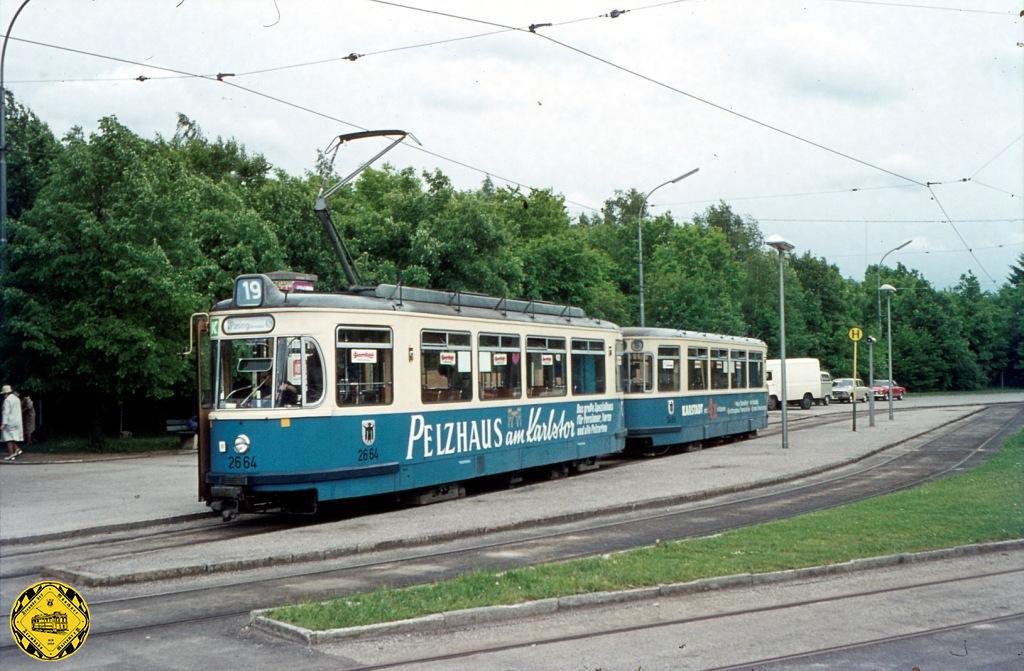Bild 18 2664 + 3496 L 19 Lorettopl. Mit Einholmstromabnehmer Analog der Entwicklung bei den Eisenbahnen kamen bei den modernen Triebwagen der Baureihen M 5.65 und P und in Folge bei allen weiteren Niederflurwagen die sog. Einholmstromabnehmer zum Einsatz, an deren Entwicklung die Münchner Fa. Dozler maßgeblich beteiligt war.