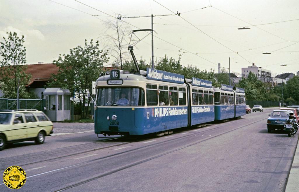 Bild 19 2008 L16 Pfeuferstrasse Mit Einholmstromabnehmer Lange Jahre nach Einführung der elektrischen Stromversorgung in München waren die Spannungsangaben doch sehr unterschiedlich.