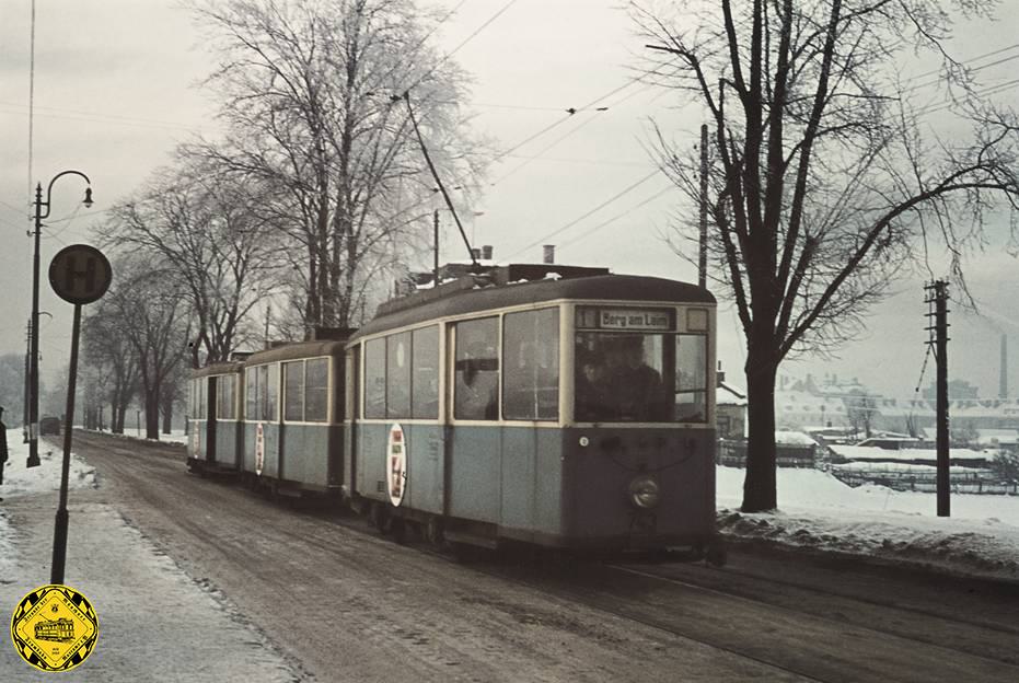 Bild 4 Ksw 743 Noch Mit Stangerl Stangenstromabnehmer haben auch in München als „Stangerl“ bis nach dem Zweiten Weltkrieg das Bild der Tram geprägt. Die letzte Stangerllinie, die Linie 5 vom Viktualienmarkt zum Candidplatz, wurde in München erst am 7. Januar 1955 auf Bügelbetrieb umgestellt.