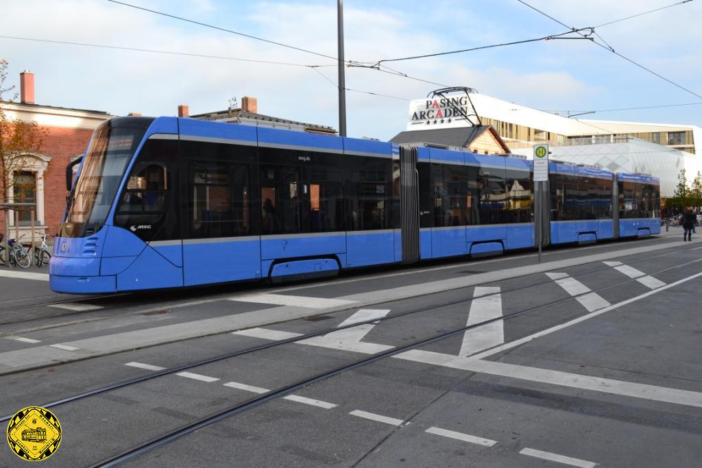 Bei Trambahnen wurden die Einholmstromabnehmer normalerweise mit dem Knie in Fahrtrichtung verwendet. Erst Siemens hat bei den neuen Avenios das Rad bzw. den Stromabnehmer anscheinend neu erfunden und setzt ihn mit dem Knie nach hinten ein.